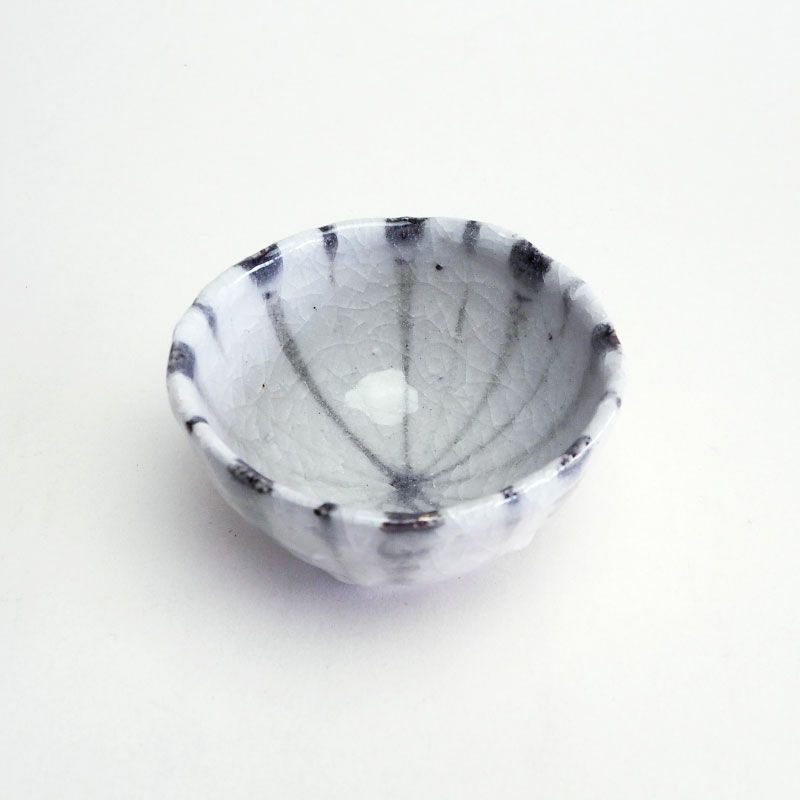 伝統的な手法をモダンな感覚で表現した器です