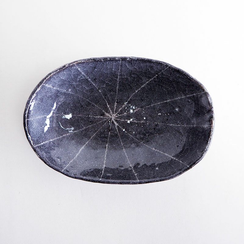 伝統的な手法をモダンな感覚で表現した器です