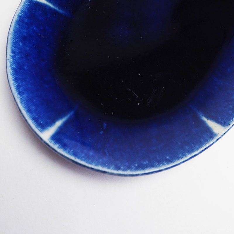 縁にアクセントがありモダンな印象になります