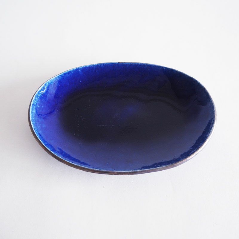 深い透明感のあるルリ釉が印象的です