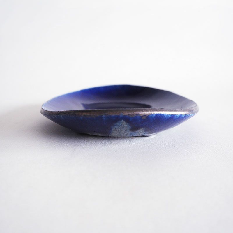 伝統的な手法をモダンな感覚で表現した器です