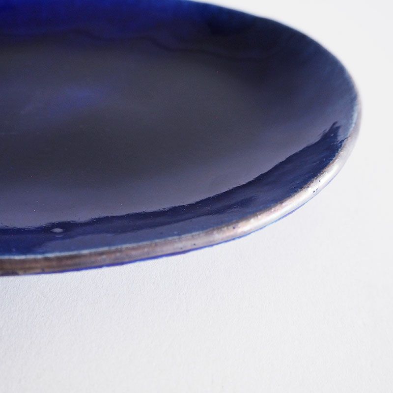 吸い込まれるような深い青が印象的