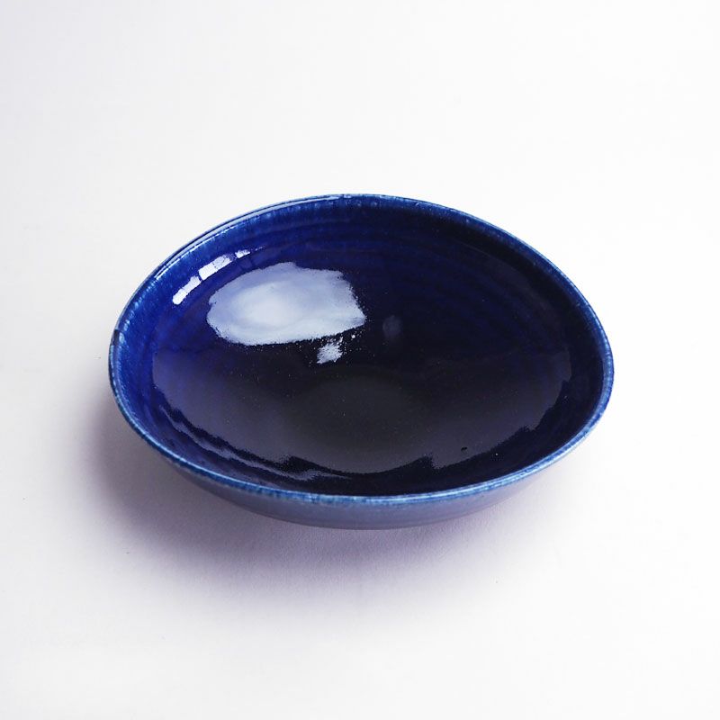 深い透明感のあるルリ釉が印象的です