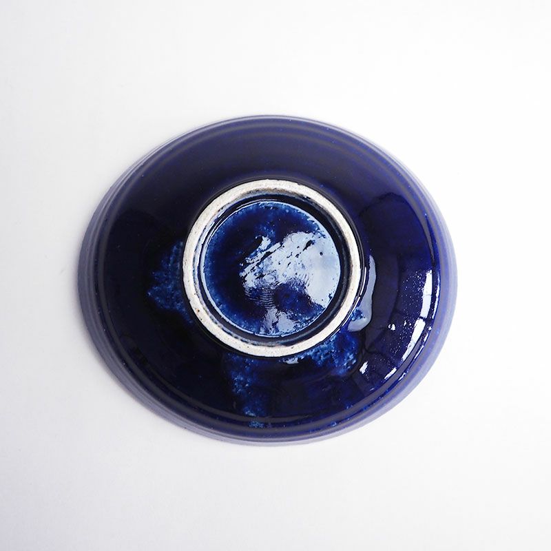 深い透明感のあるルリ釉が印象的です