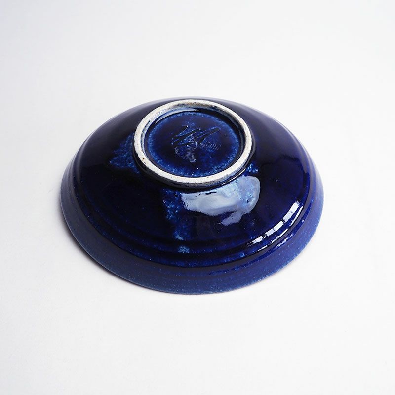 深い透明感のあるルリ釉が印象的です