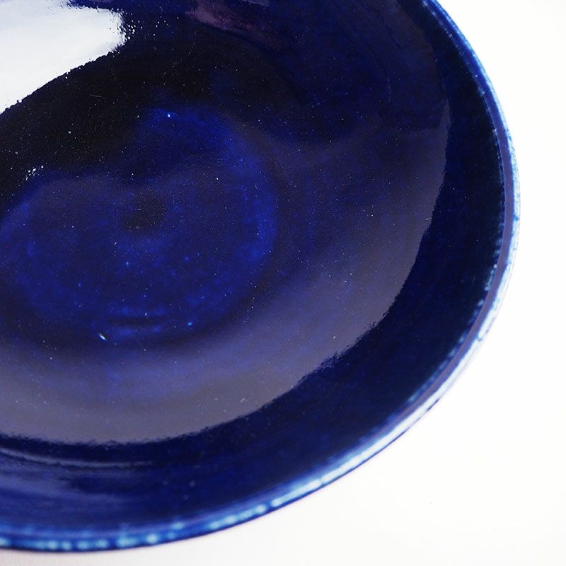 吸い込まれるような深い青が印象的