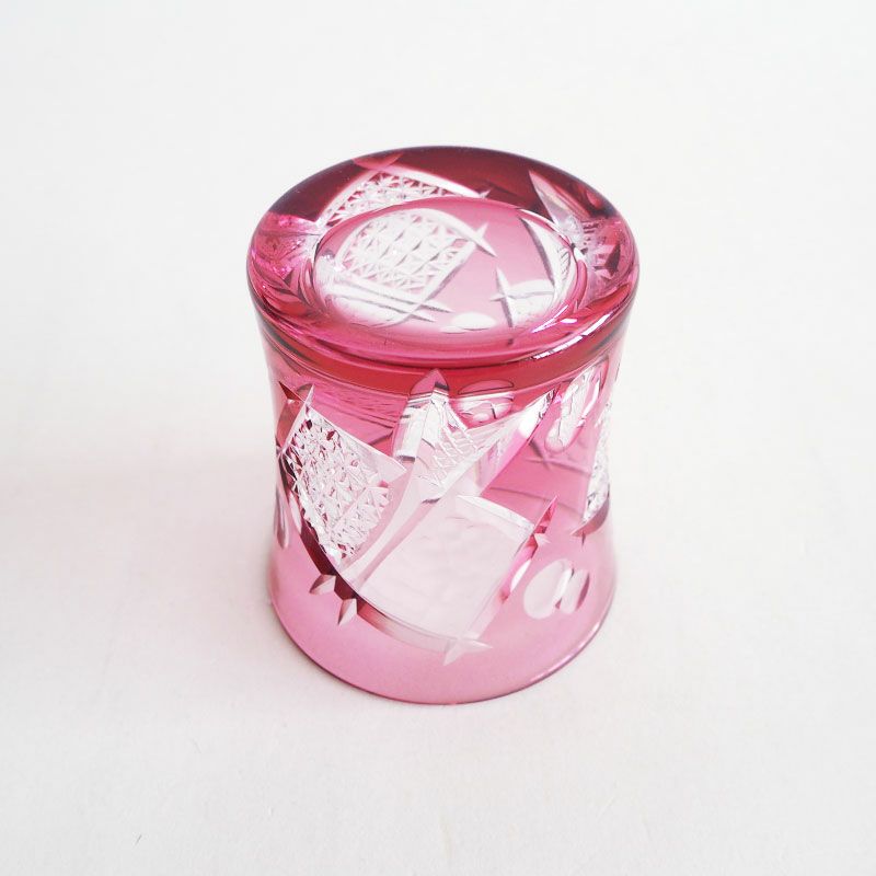 透明感と光沢性に優れた美しいグラスです