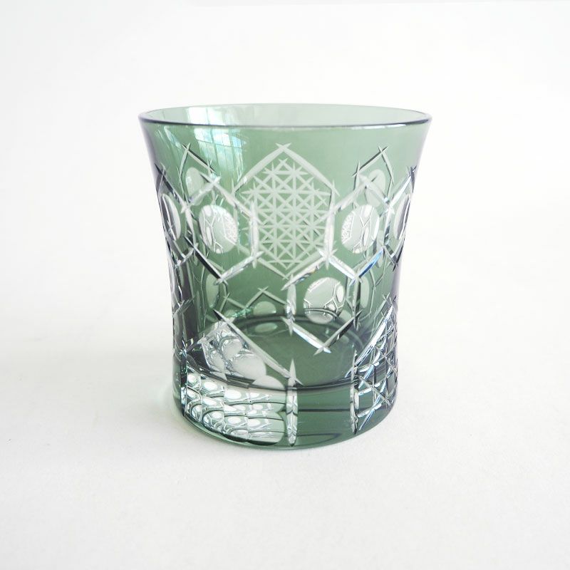 一つ一つ丁寧に手仕事で作られています