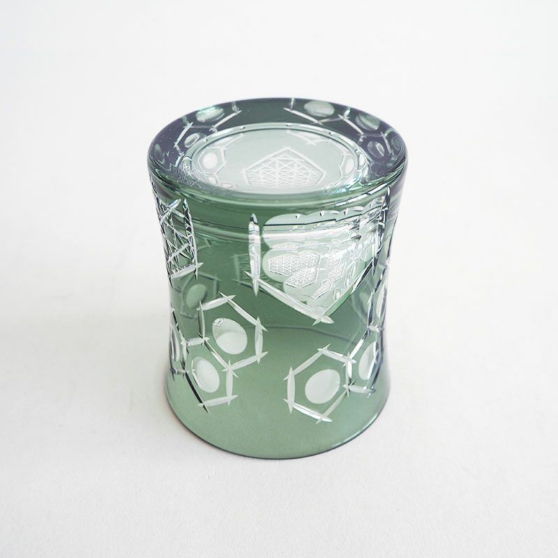 透明感と光沢性に優れた美しいグラスです