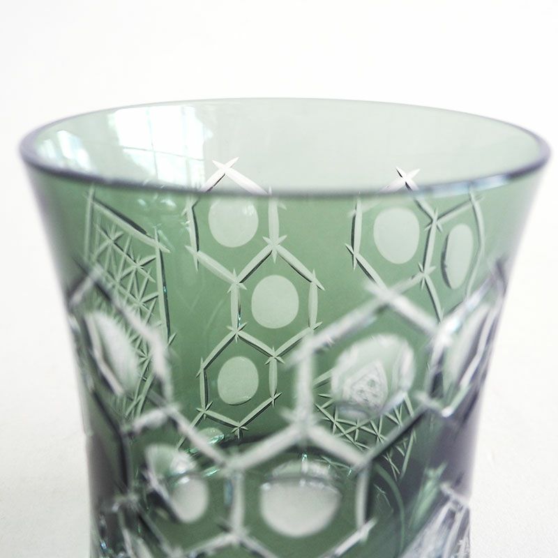 縁起の良い柄を大胆なカットで表現しています