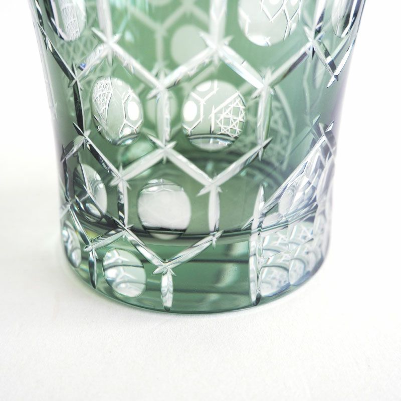 縁起の良い柄を大胆なカットで表現しています