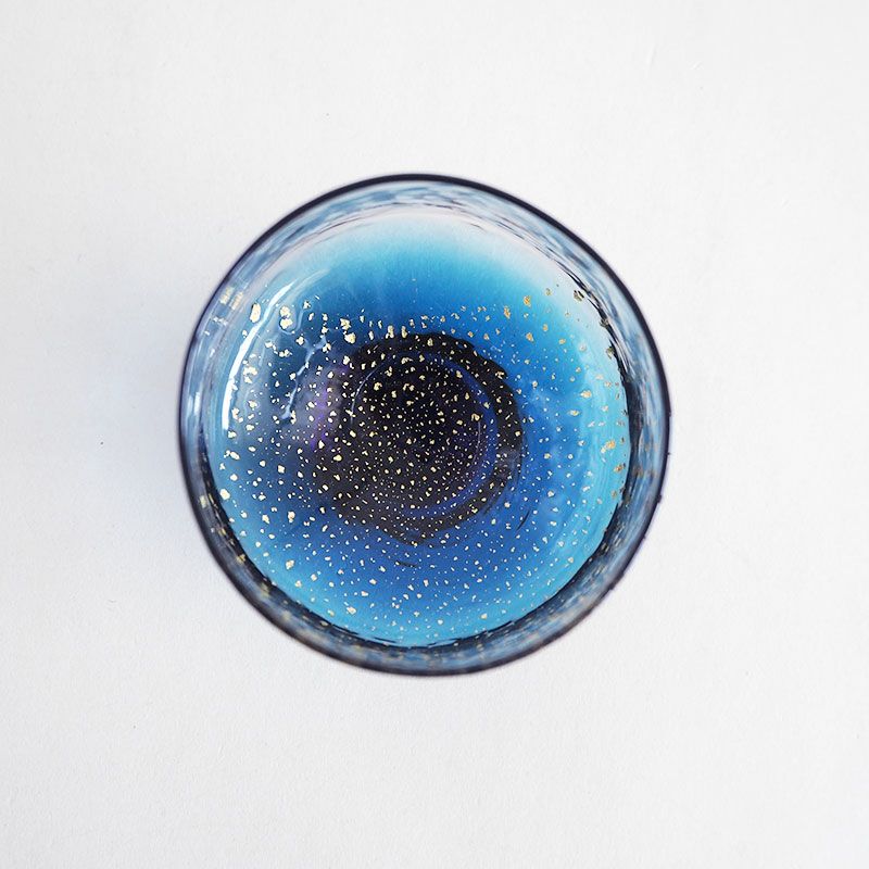 深い碧色に金箔が散りばめられています