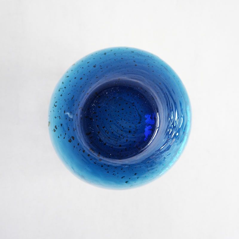 深く美しい碧色のグラデーション