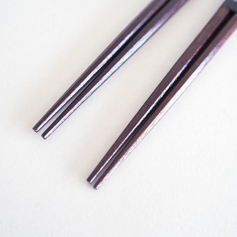 滑り止め加工が施された箸先です