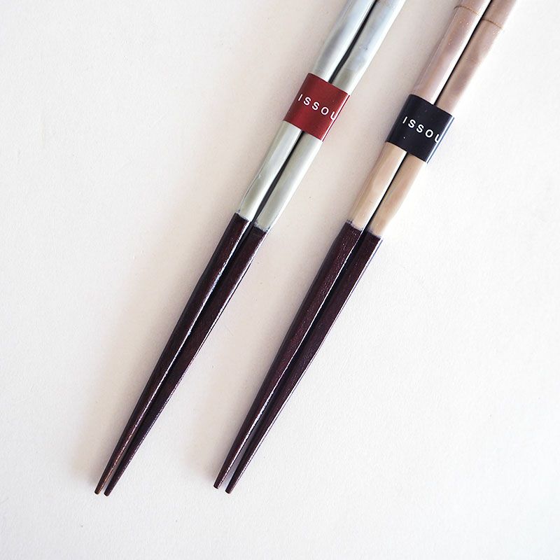 何層にも漆を塗り重ね、丁寧に仕上げた箸です