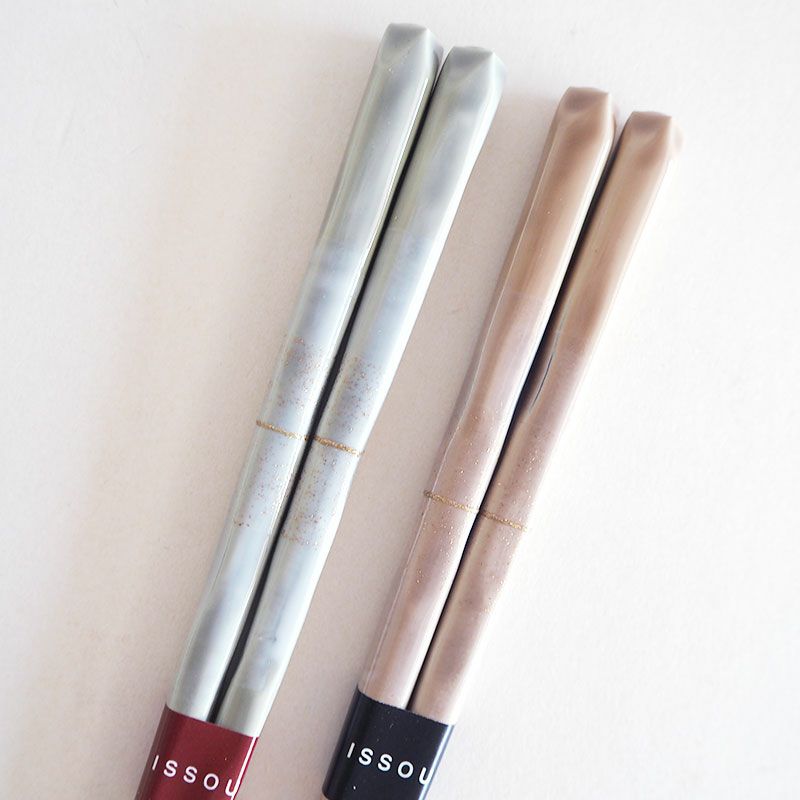 金の装飾が施された持ち代です