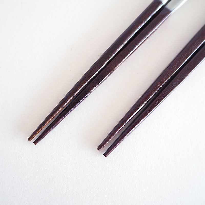 細く摘まみやすい箸先です