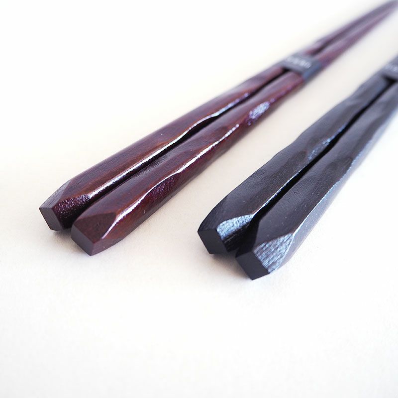 天は四角に削り出した装飾が施されています