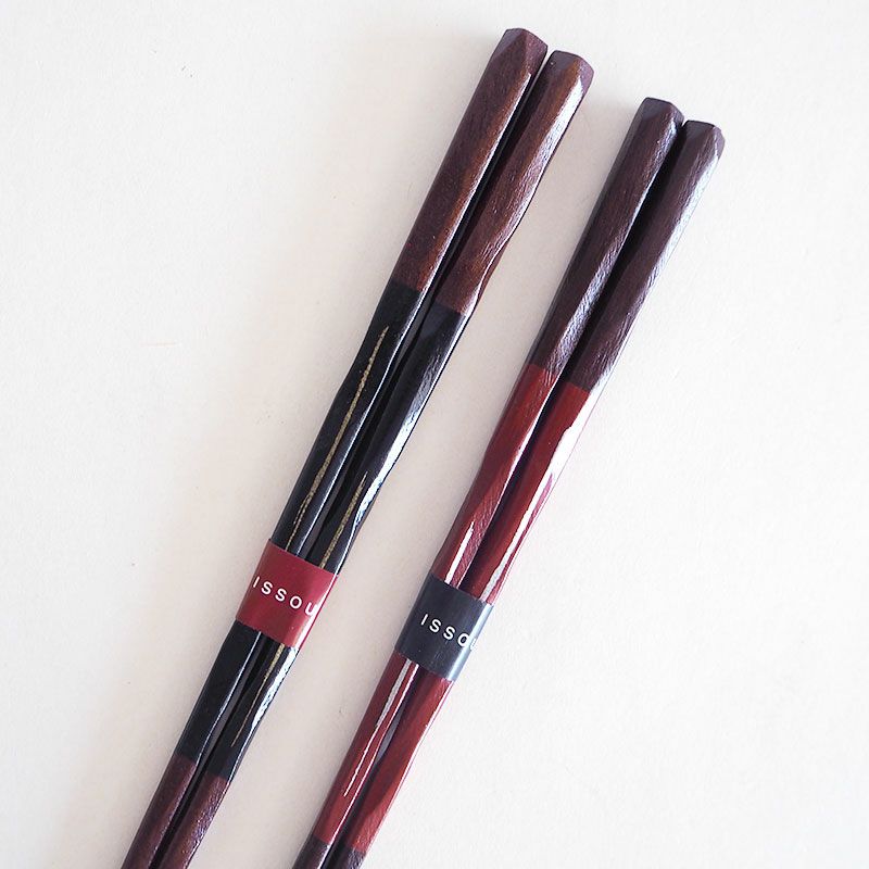 何層にも塗り重ねた漆塗りのお箸です