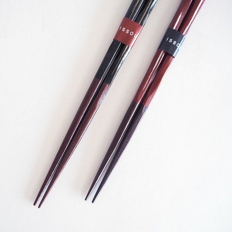 何層にも塗り重ねた漆塗りのお箸です