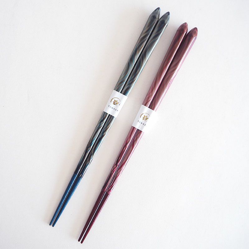 「手ひねり」の技法を使って独特の模様を描きます