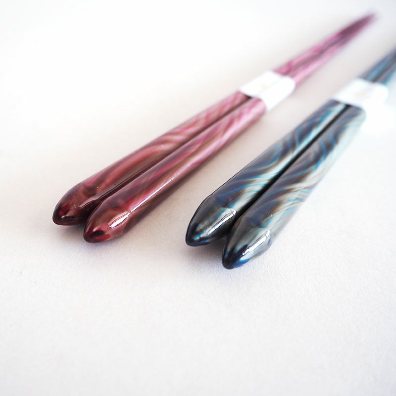 「手ひねり」の技法を使って独特の模様を描きます