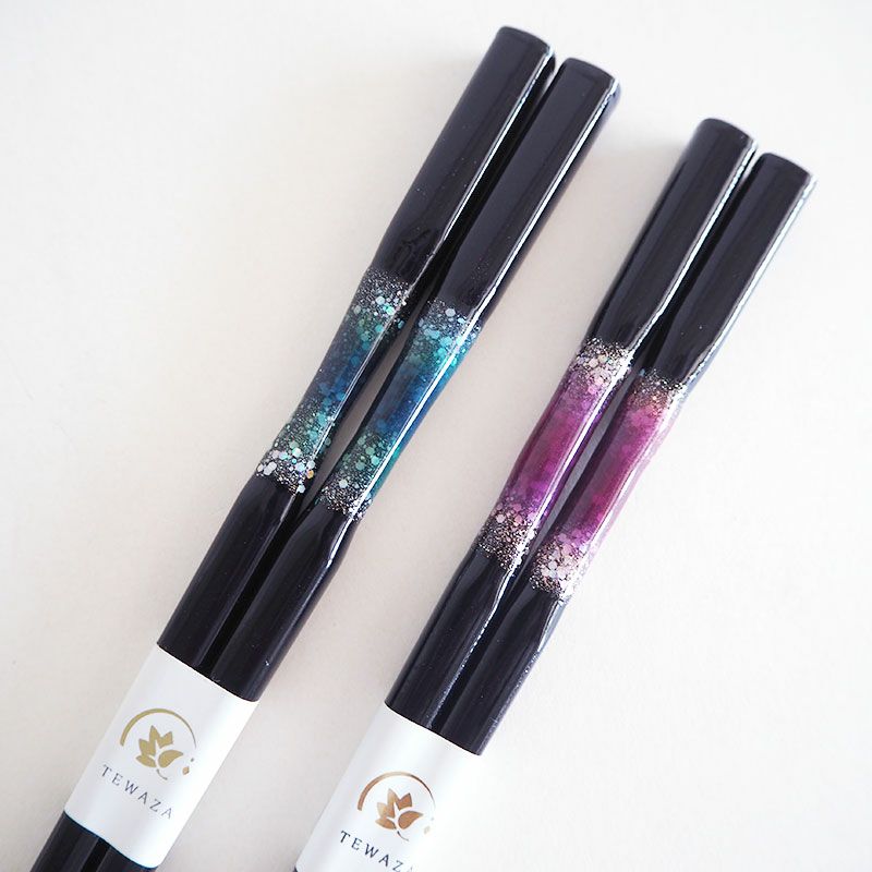 窪みのあるブルーとピンクの煌めくアクセント