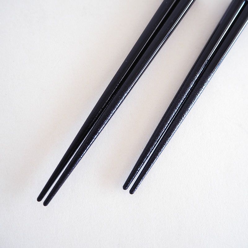 滑り止め加工が施され摘まみやすい箸先です