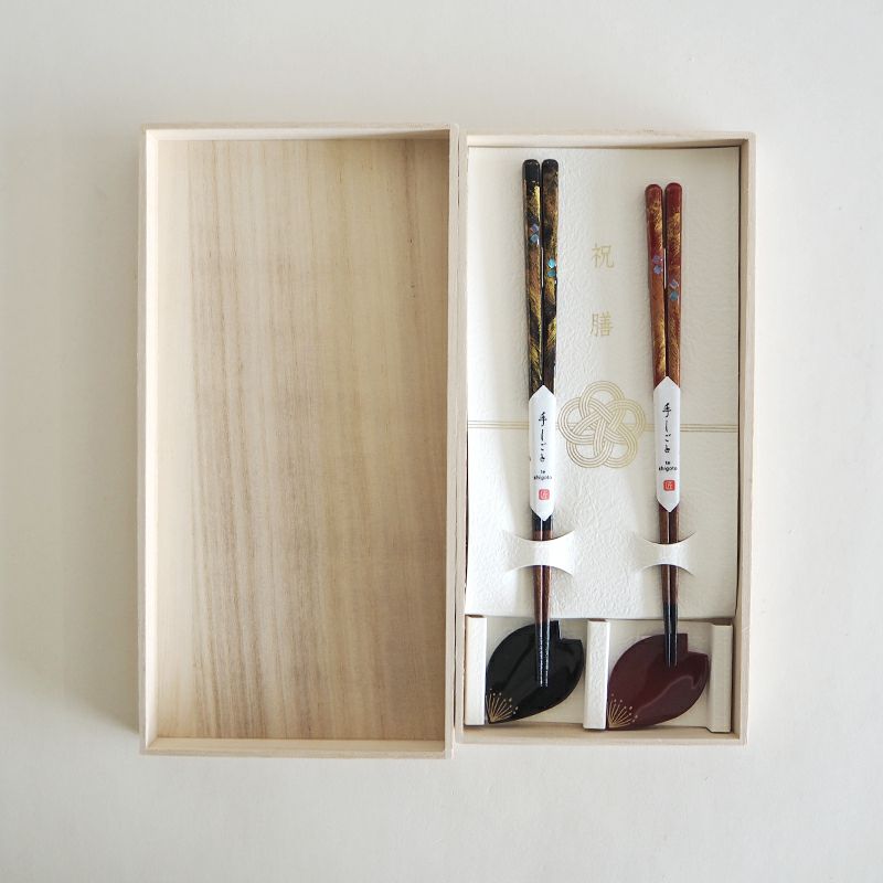 煌びやかな箸と桜の箸置きのペアセットです