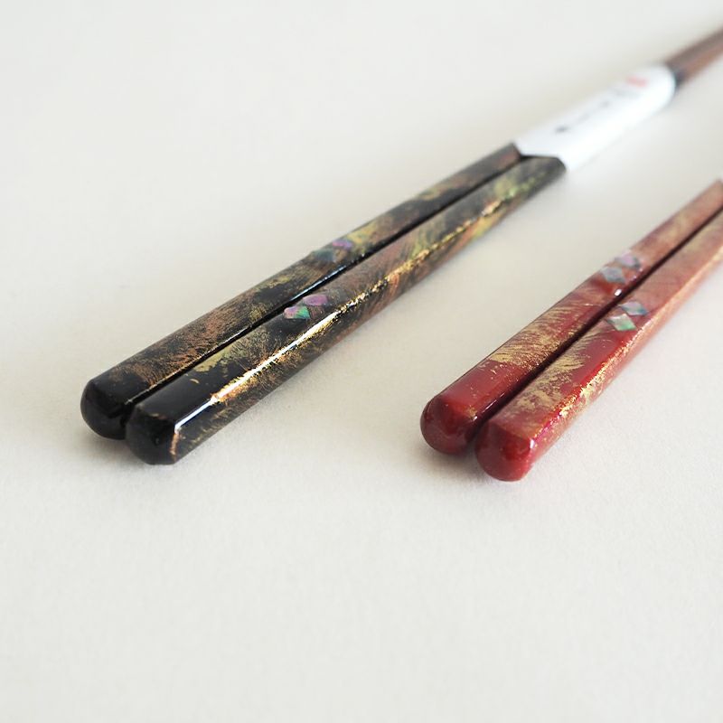 煌びやかな絵柄が優雅さを感じさせます