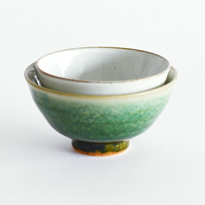 緑と白のコントラストが美しい夫婦茶碗です