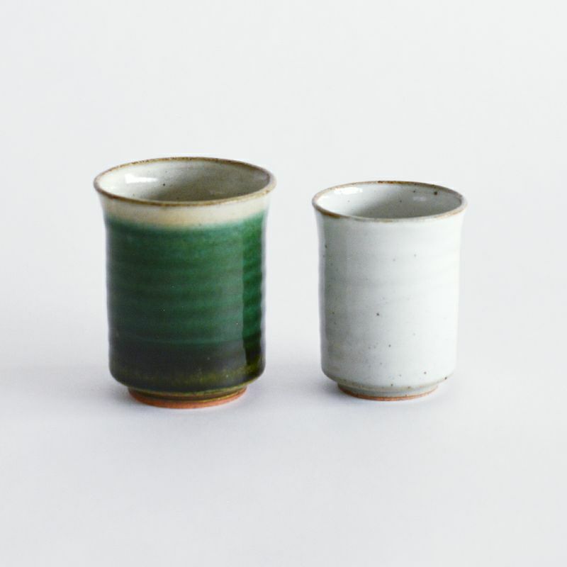 白のコントラストが美しい湯呑です