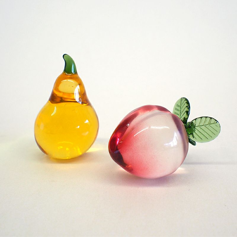 新作のラ・フランスとモモです