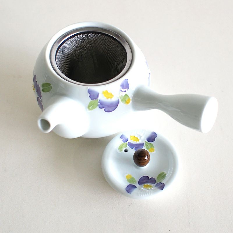 ステンレス製の茶こしがついています