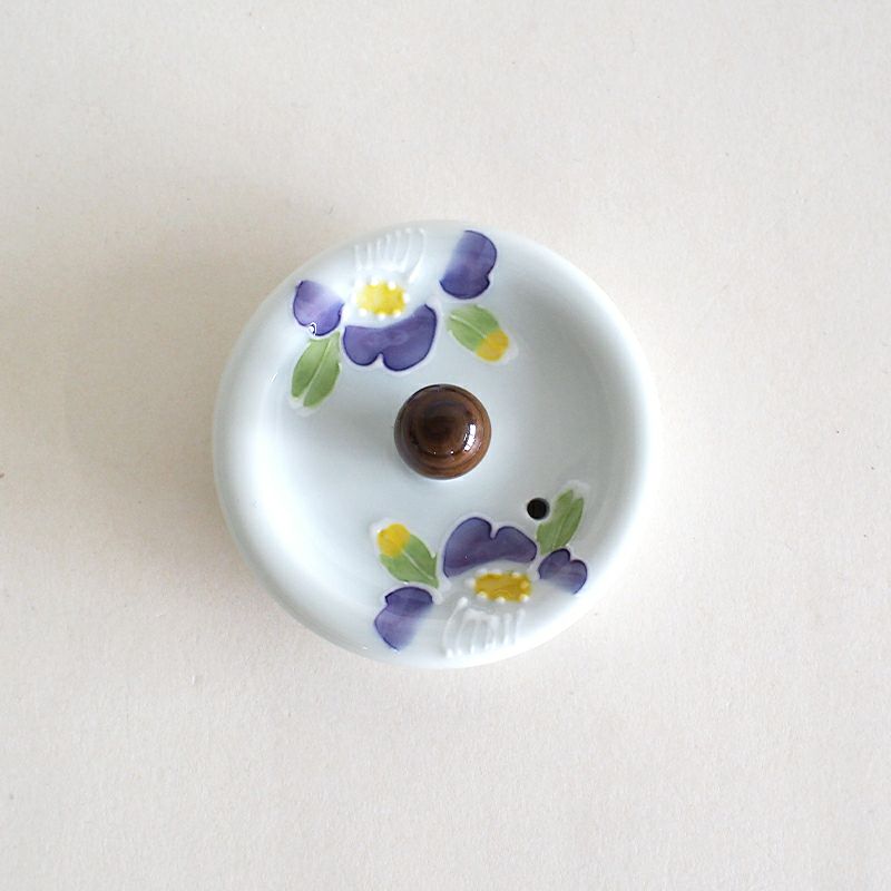 蓋にも2輪の椿が描かれています。