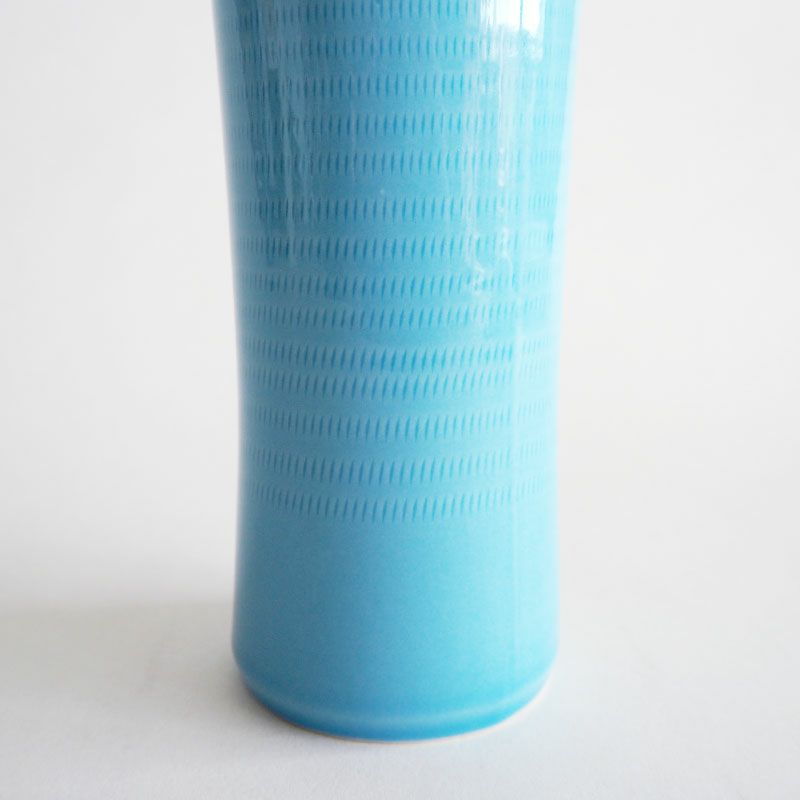 くすんだブルーがおしゃれなボトルです