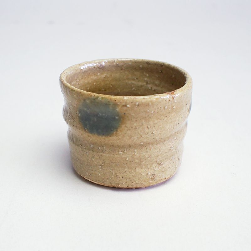 黄褐色が印象的な黄瀬戸のぐい呑み