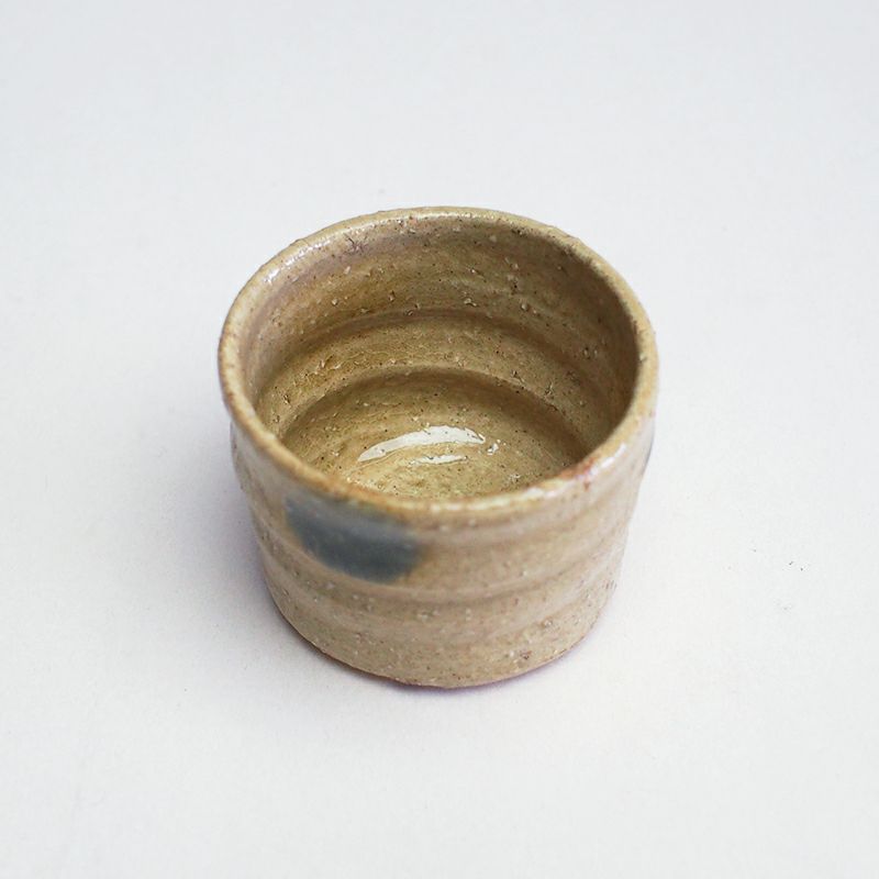 黄褐色が印象的な黄瀬戸のぐい呑み