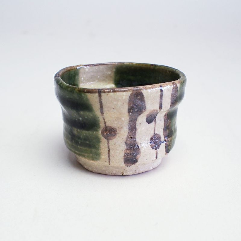 美濃焼らしさを感じる緑釉が印象的