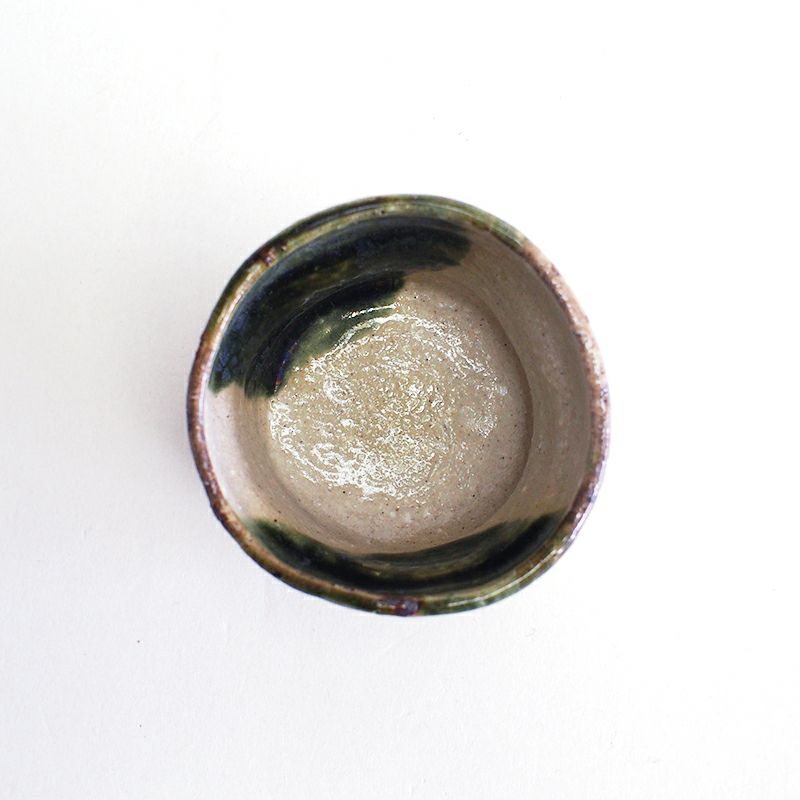 美濃焼らしさを感じる緑釉が印象的