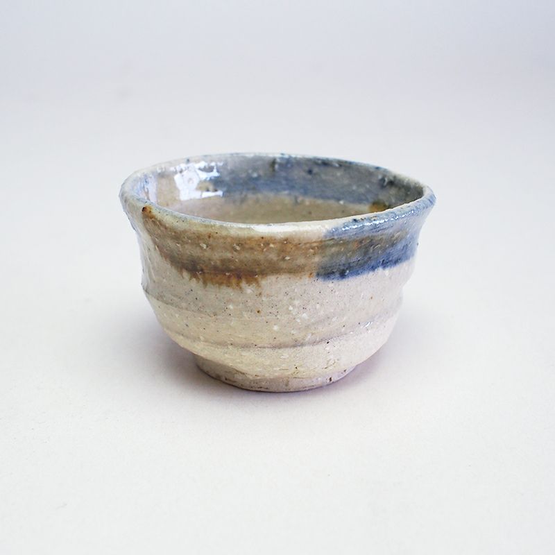 青茶白の釉薬が絶妙な色合いを醸し出しています