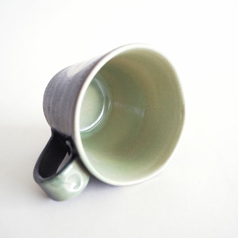 内側には淡い色合いの釉薬が掛けられています