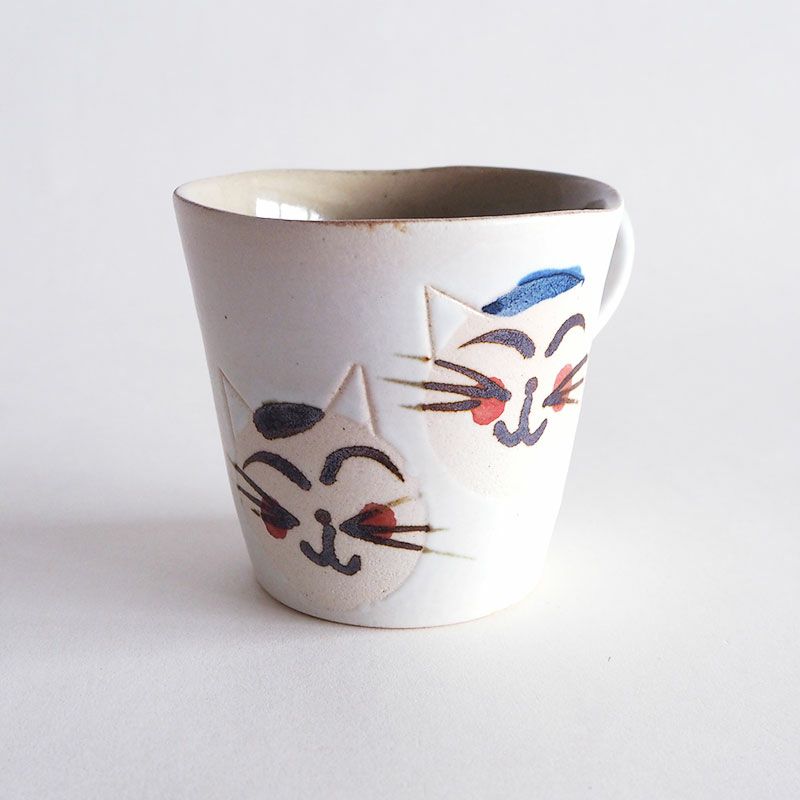 ほっこりかわいい猫が描かれたマグカップです