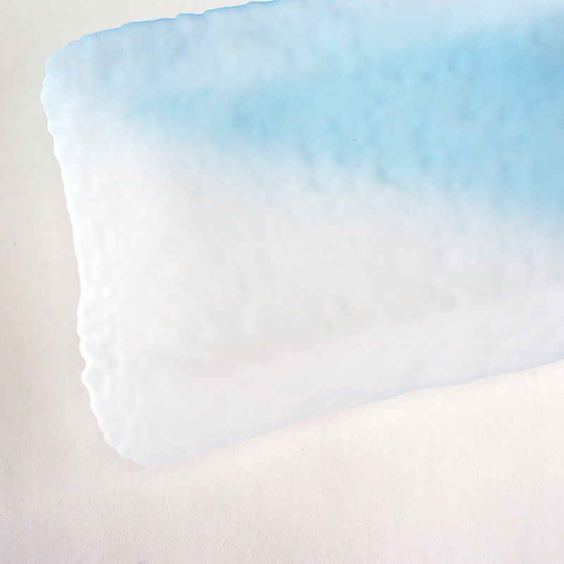 氷を削り出したような表面