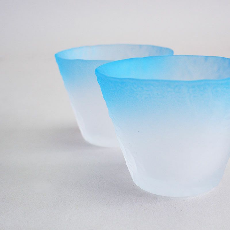 氷を削ったような表面が涼し気な表情です