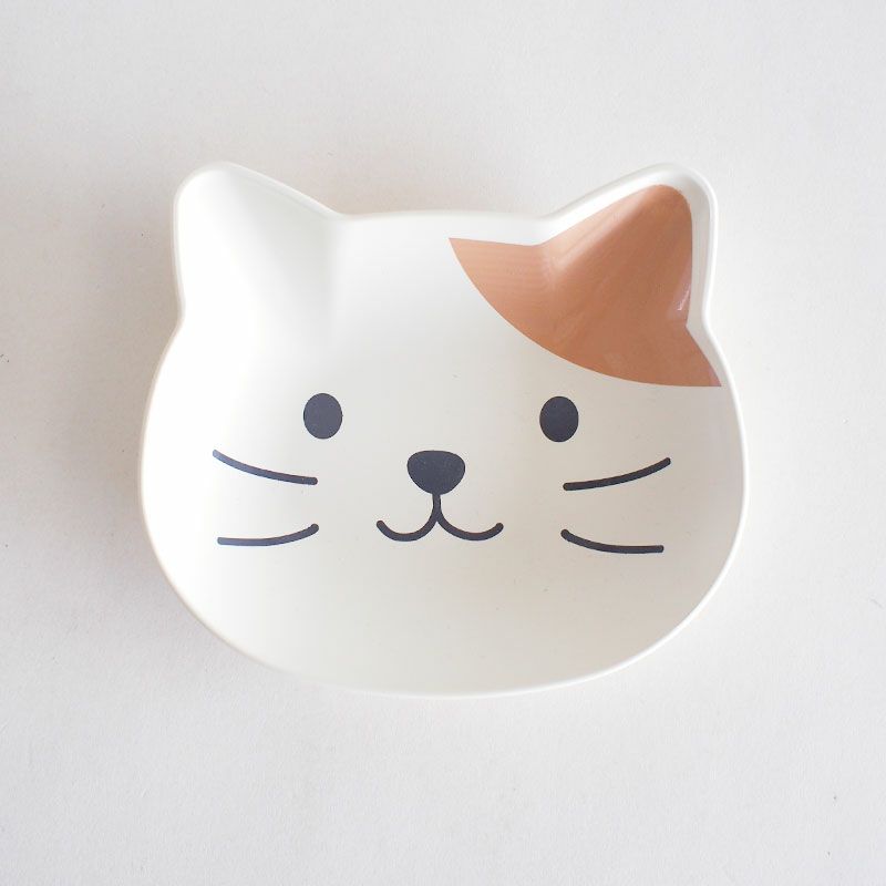 猫の顔や形をモチーフにした可愛い食器です
