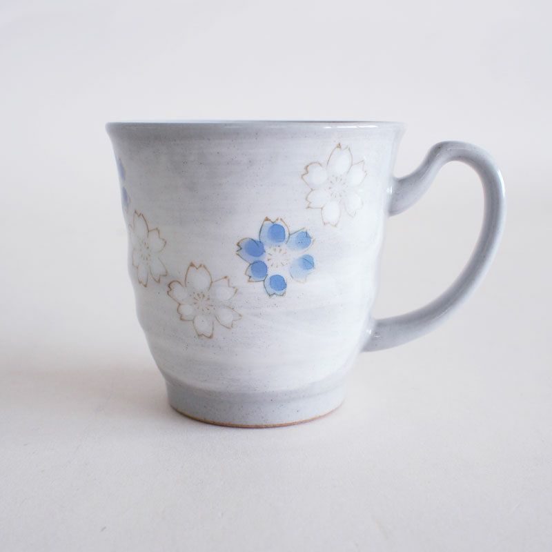 グレー地に描かれた淡い花が印象的です