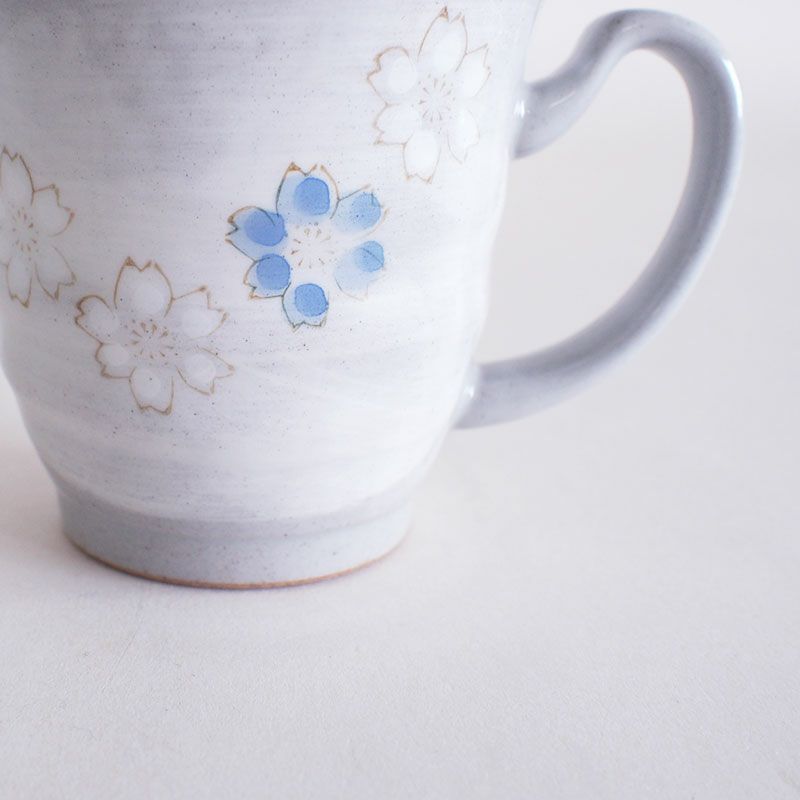 素朴でやさしい花柄です