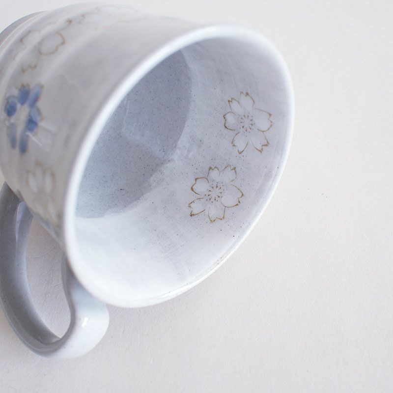 内側にも花が描かれています