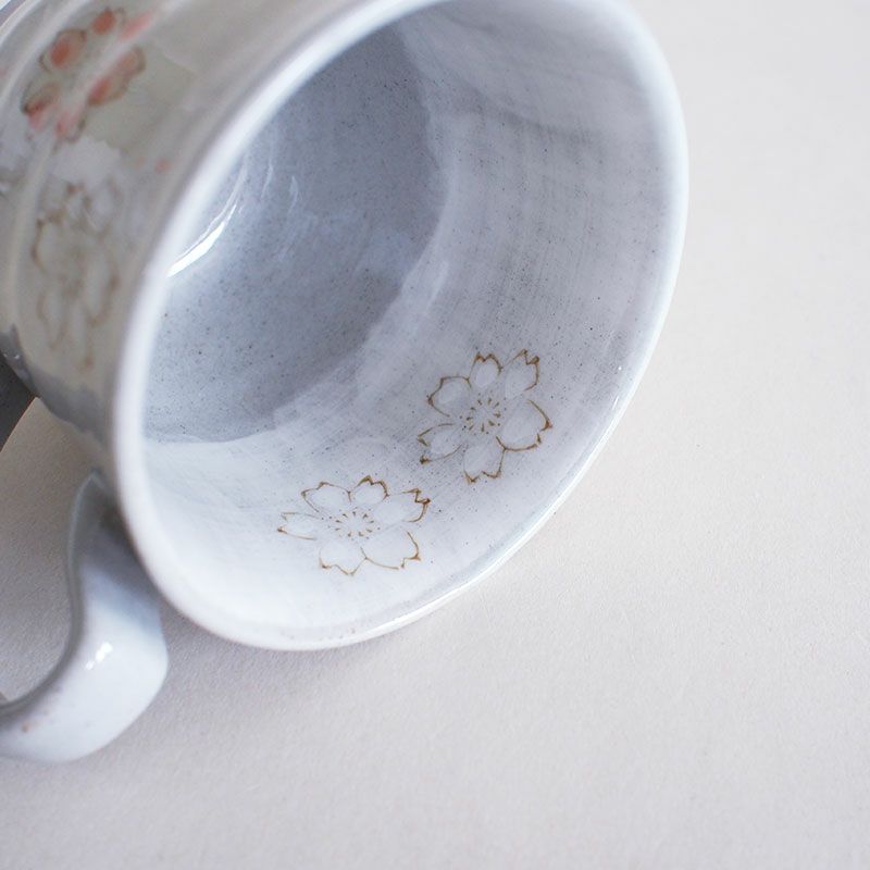 内側にも花が描かれています